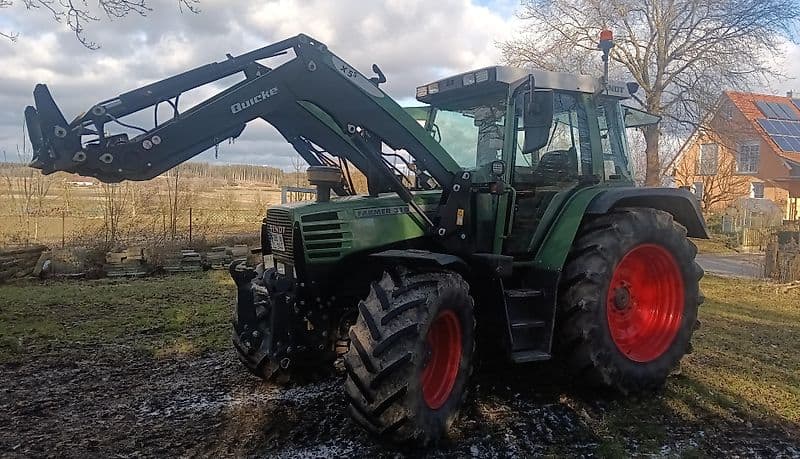 Fendt Traktor als unbearbeitete Hofaufnahme